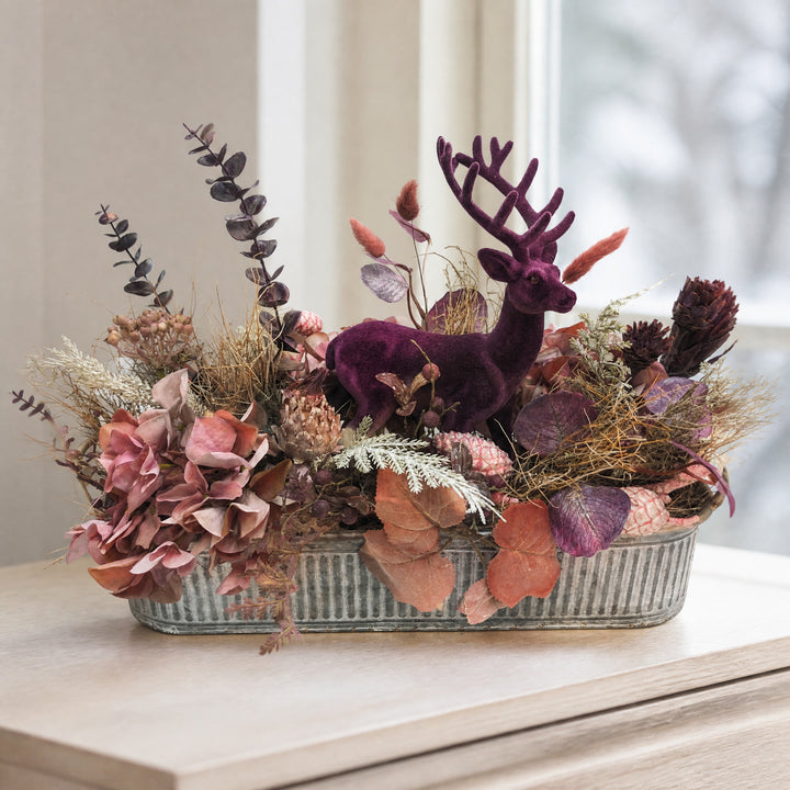 Szene Wintergesteck Hirsch Hortensie Zapfen lila rosa