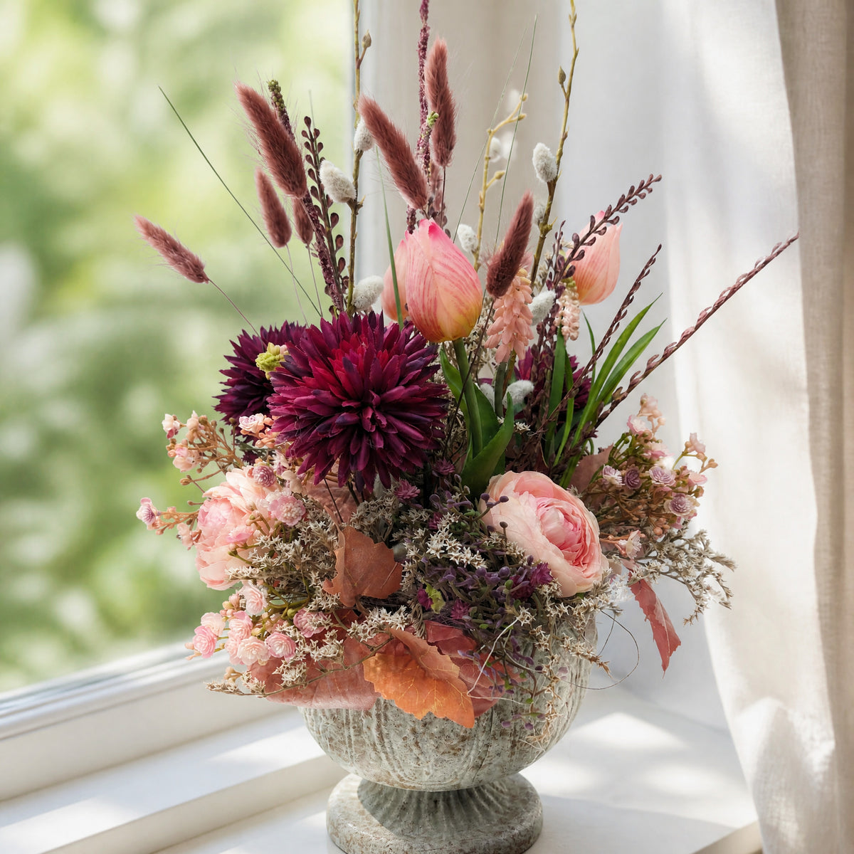 Szene Sommergesteck Tulpen Muscari Ranunkel rosa lila