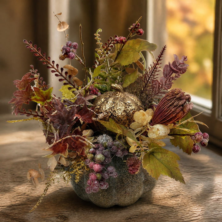 Szene Herbstgesteck Kürbis Beeren Blätter Brombeer gold