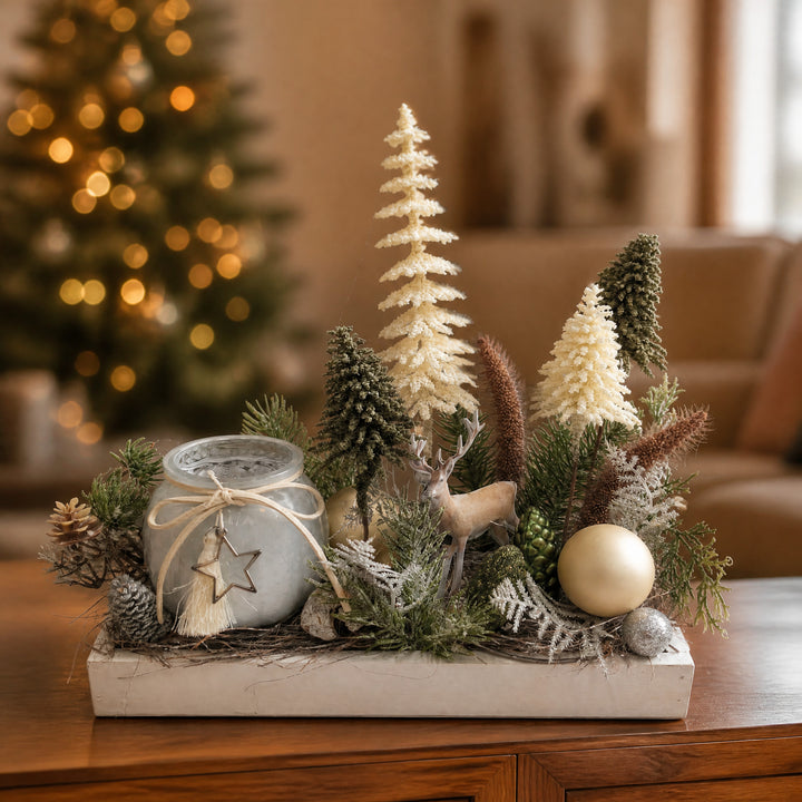 Szene Wintergesteck Weihnachtsgesteck Windlicht Hirsch Bäume Zapfen creme grün