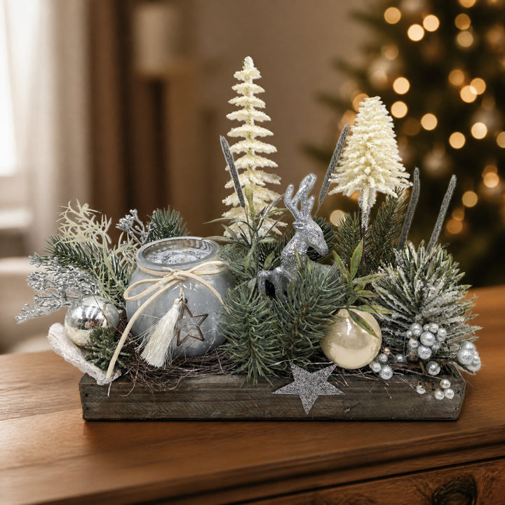 Szene Wintergesteck Weihnachtsgesteck Teelicht Hirsch Bäume silber creme