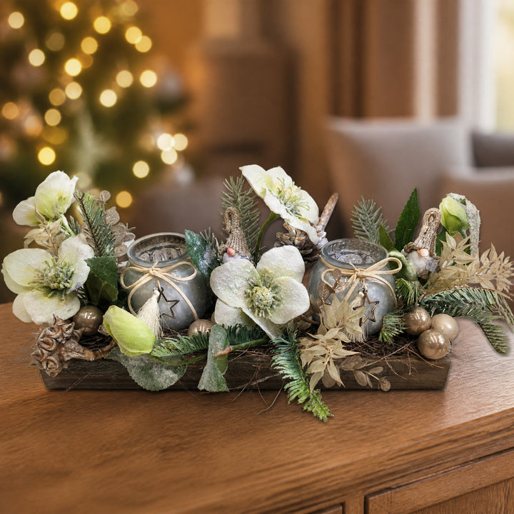 Szene Weihnachtsgesteck Teelicht Christrose Wichtel weiss creme