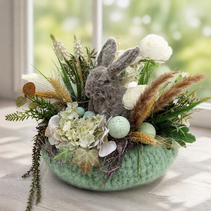 Szene Ostergesteck Frühlingsgesteck Hase Muscari Ranunkel mint weiß