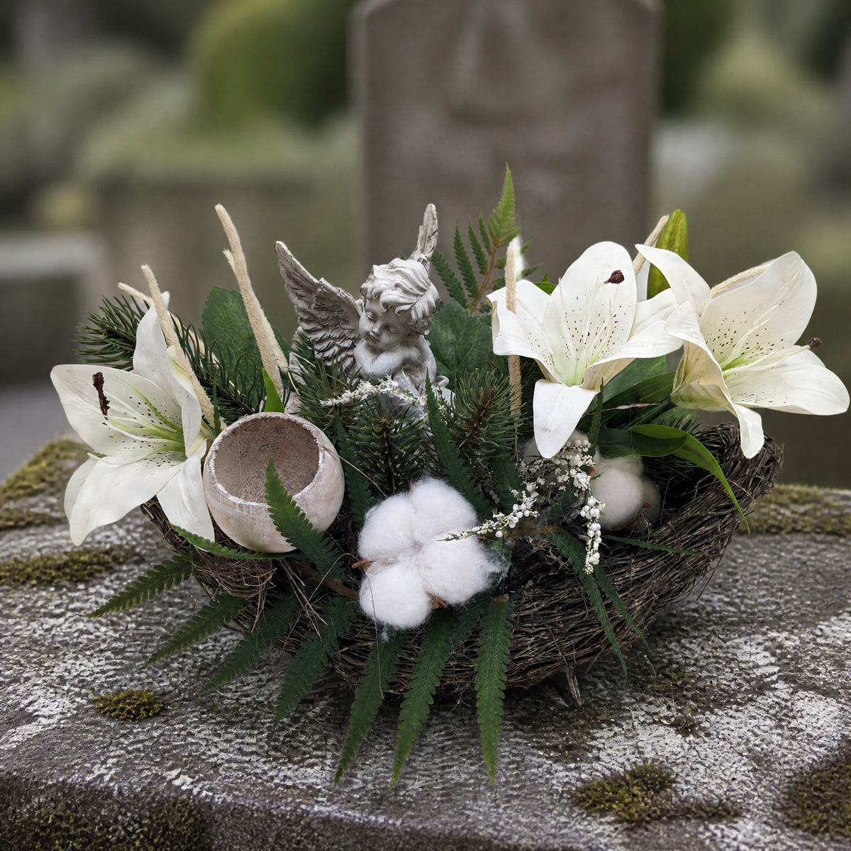 Szene Trauergesteck Engel Lilie Tanne Baumwolle weiss grün