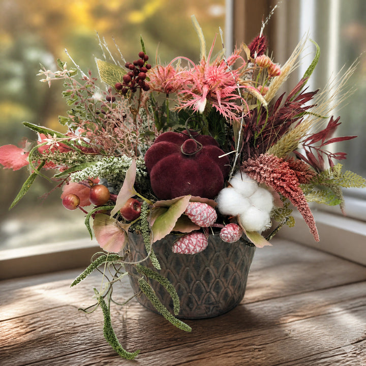 Szene Herbstgesteck Kürbis Baumwolle Gräser rosa dunkelrot