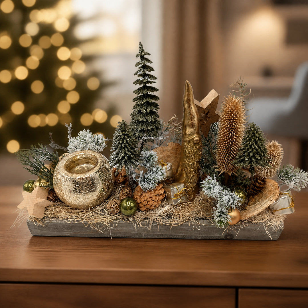 Szene Weihnachtsgesteck Teelicht Bäume Weihnachtsmann gold grün