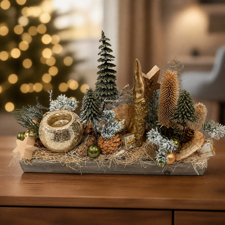 Szene Weihnachtsgesteck Teelicht Bäume Weihnachtsmann gold grün