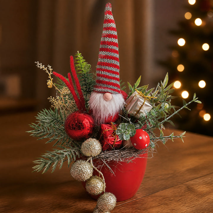 Szene Weihnachtsgesteck Wichtel Pilz Geschenke rot grün