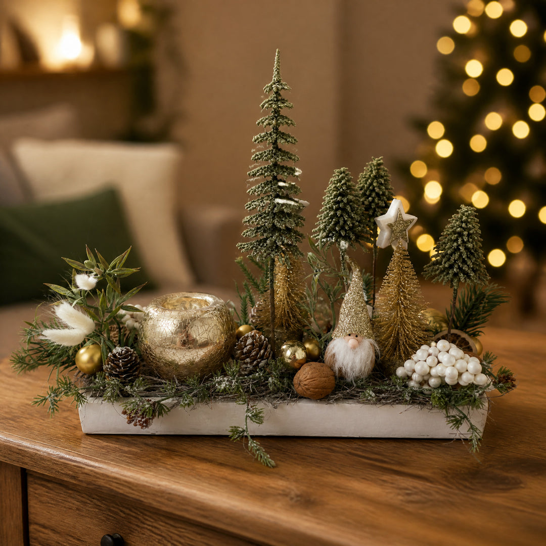 Szene Weihnachtsgesteck Teelicht Bäume Wichtel gold weiß