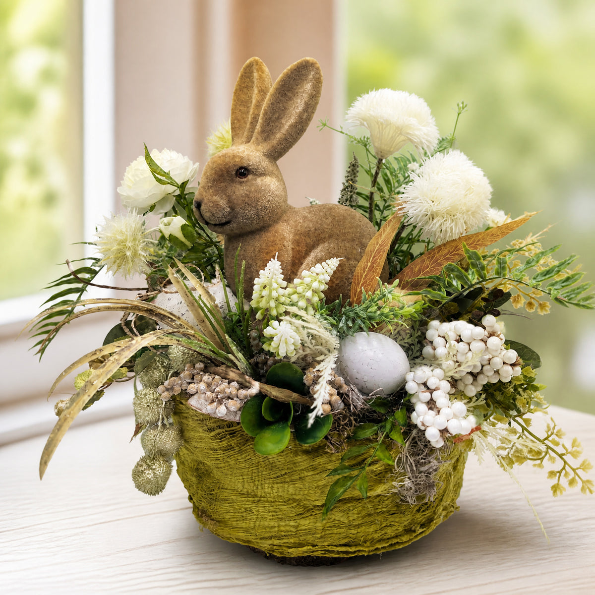 Szene Ostergesteck Hase Muscari Ranunkel Ei grün weiß