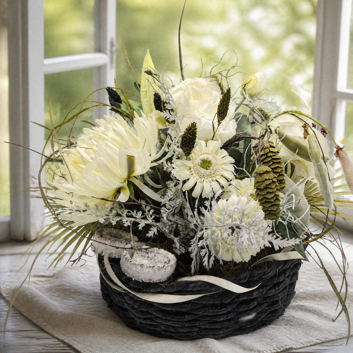 Szene Sommergesteck Gräser Rose Lilie Chrysantheme schwarz weiss