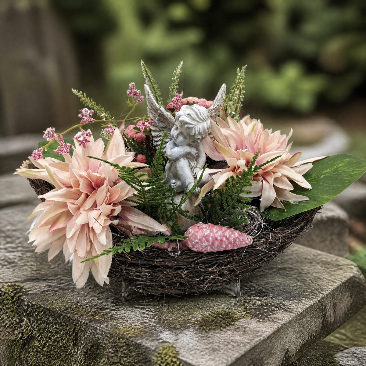 Szene Trauergesteck Engel Dahlien Zapfen rosa creme