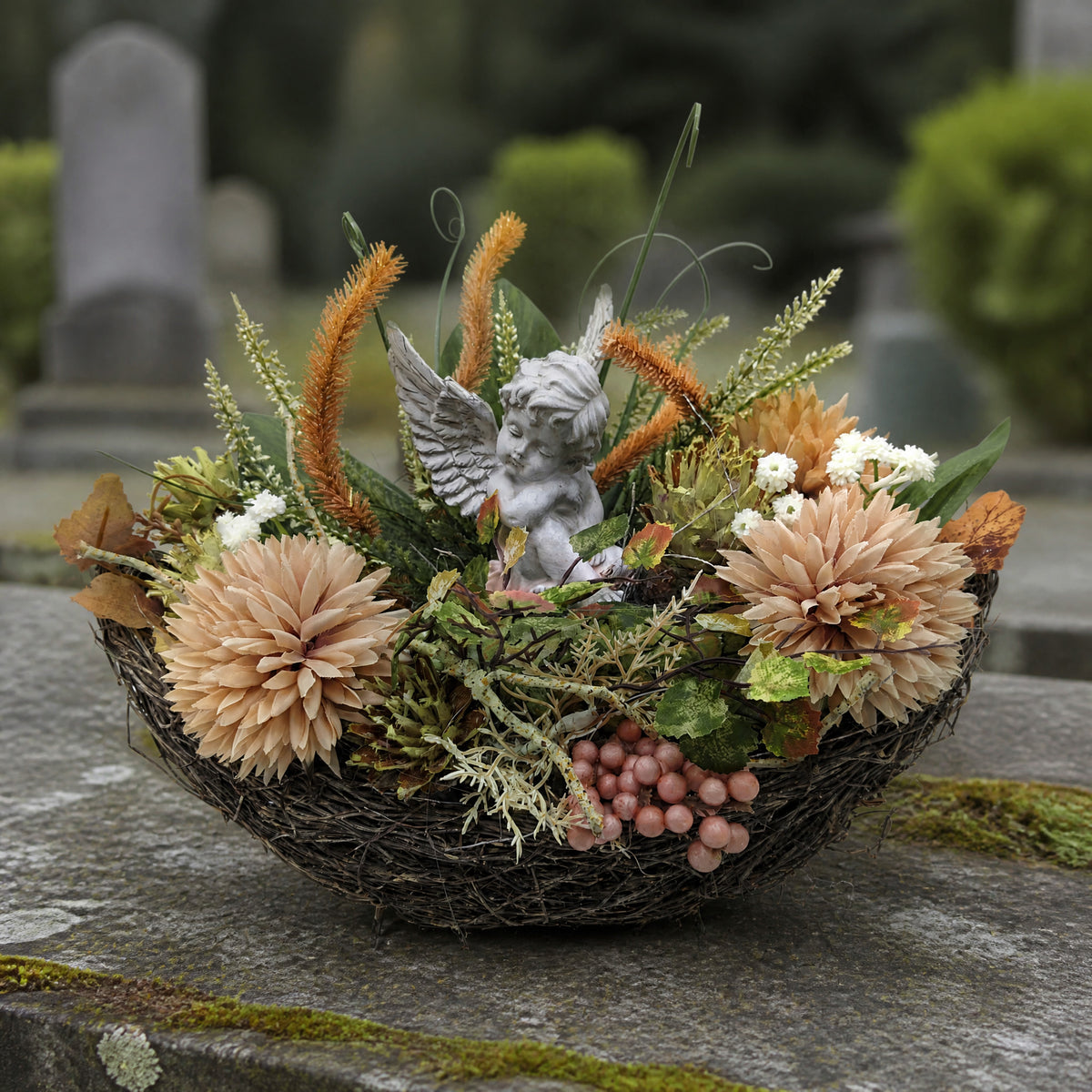 Szene Trauergesteck Engel Dahlien Gräser apricot beige in Zweigschale