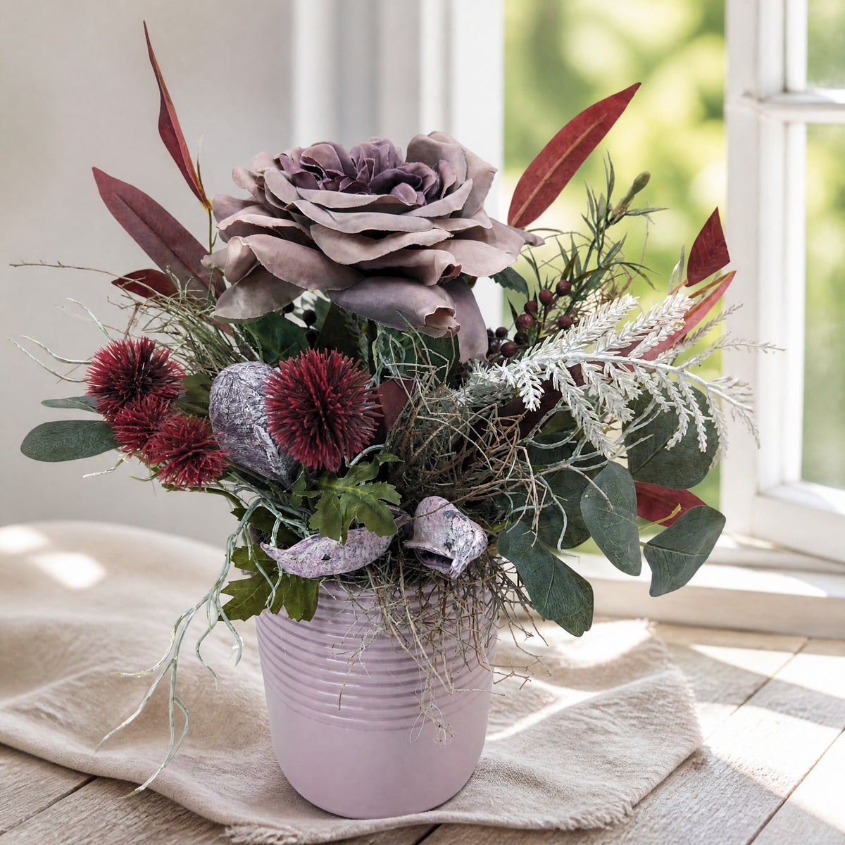 Szene Sommergesteck Rose Distel Eukalyptus rosenholz dunkelrot