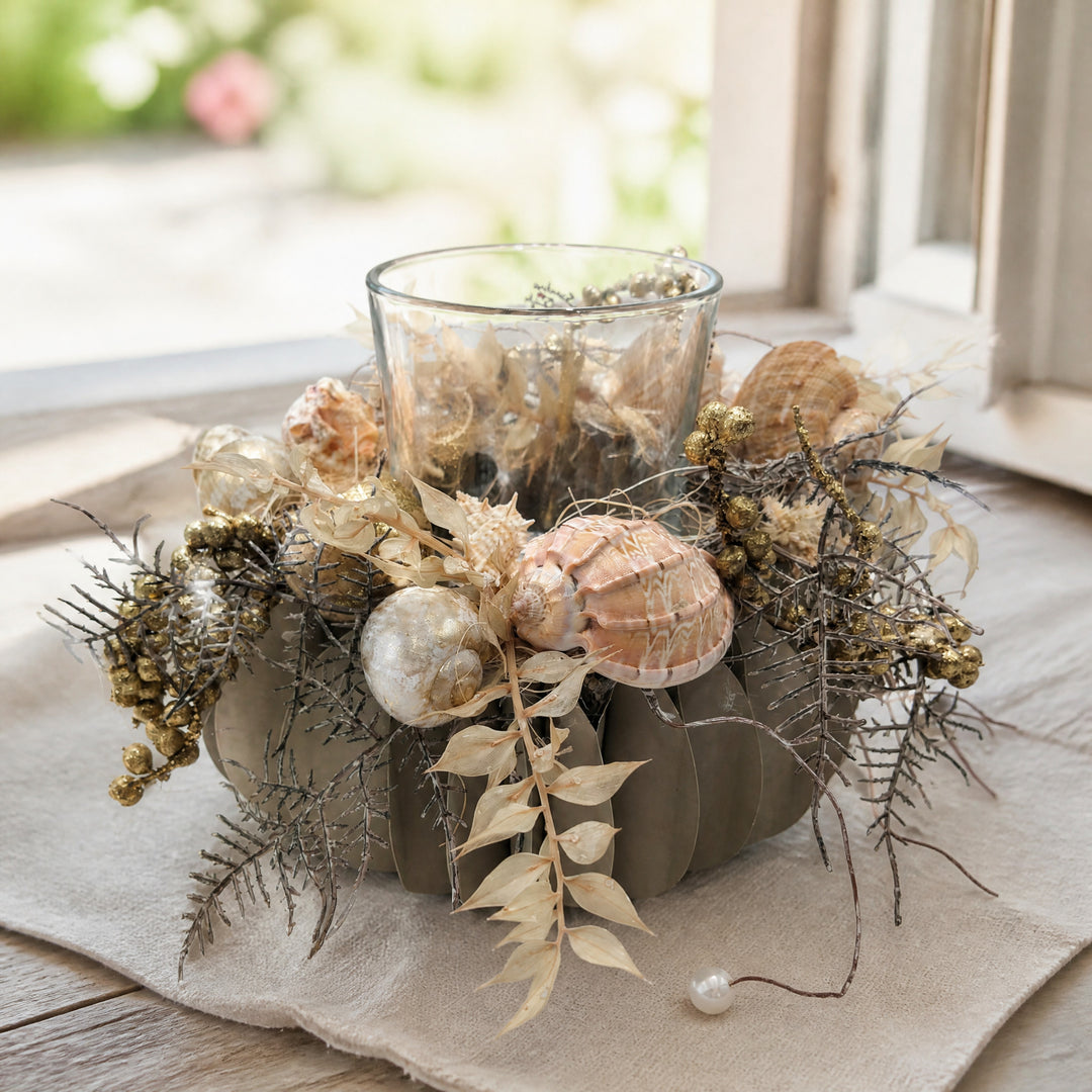 Szene Sommergesteck Windlicht Muscheln Schnecken maritim gold creme