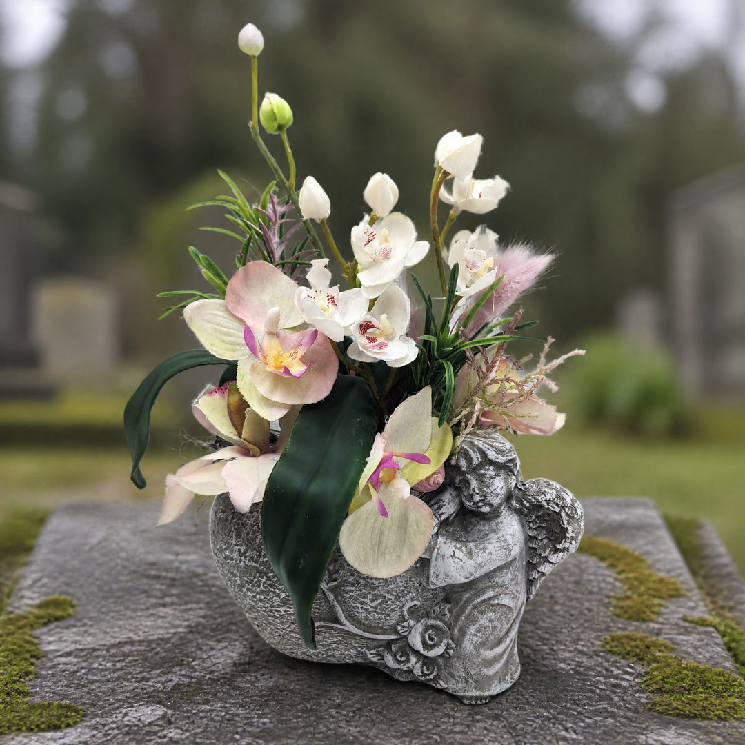 Szene Trauergesteck Engel Orchideen creme rosa