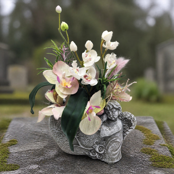 Szene Trauergesteck Engel Orchideen creme rosa