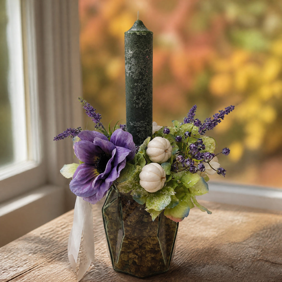 Szene Herbstgesteck Lavendel Kürbis Hortensie lila weiß mit Kerze