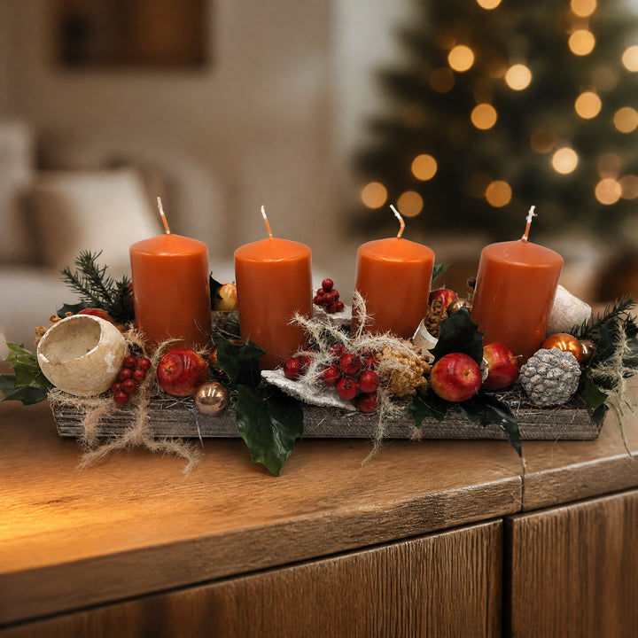Szene Wintergesteck Adventsgesteck Äpfel Beeren Kerzen orange