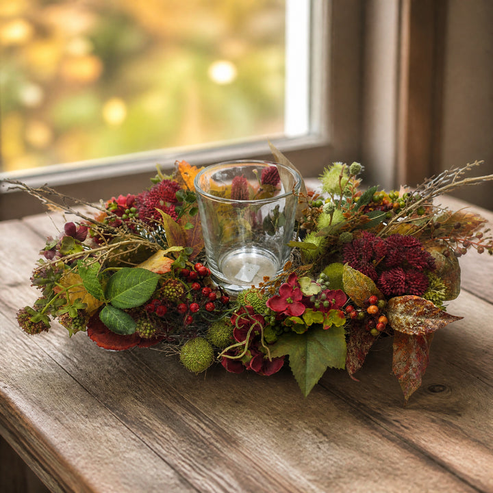 Szene Herbstgesteck Windlicht Hortensie Beeren Sedum rot grün