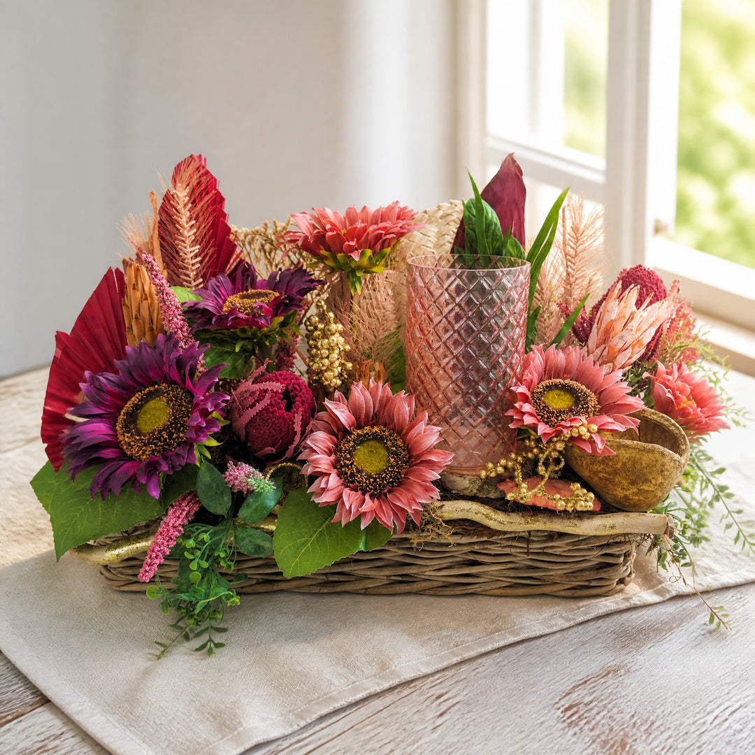 Szene Sommergesteck Sonnenblumen Teelicht Windlicht rosa bordeaux
