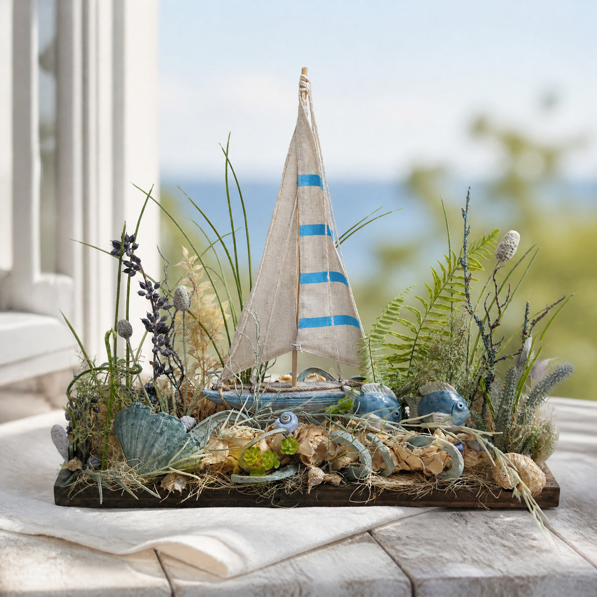 Szene Sommergesteck maritim Segelboot Fische Muscheln blau beige