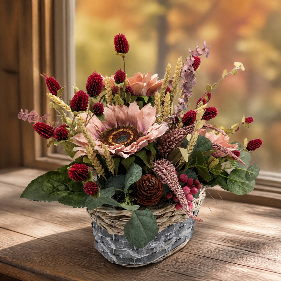 Szene Herbstgesteck Sonnenblumen Klee Ähren altrosa bordeaux im Korb