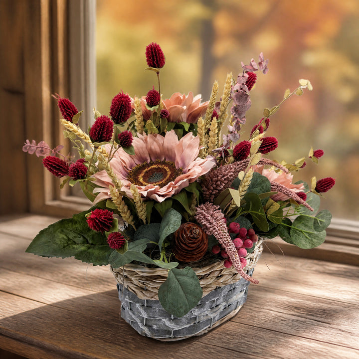 Szene Herbstgesteck Sonnenblumen Klee Ähren altrosa bordeaux im Korb
