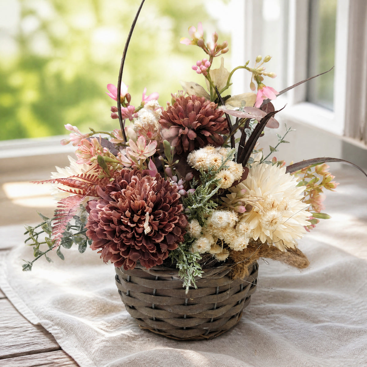 Szene Sommergesteck Korb Chrysanthemen Schmetterling creme altrosa rose