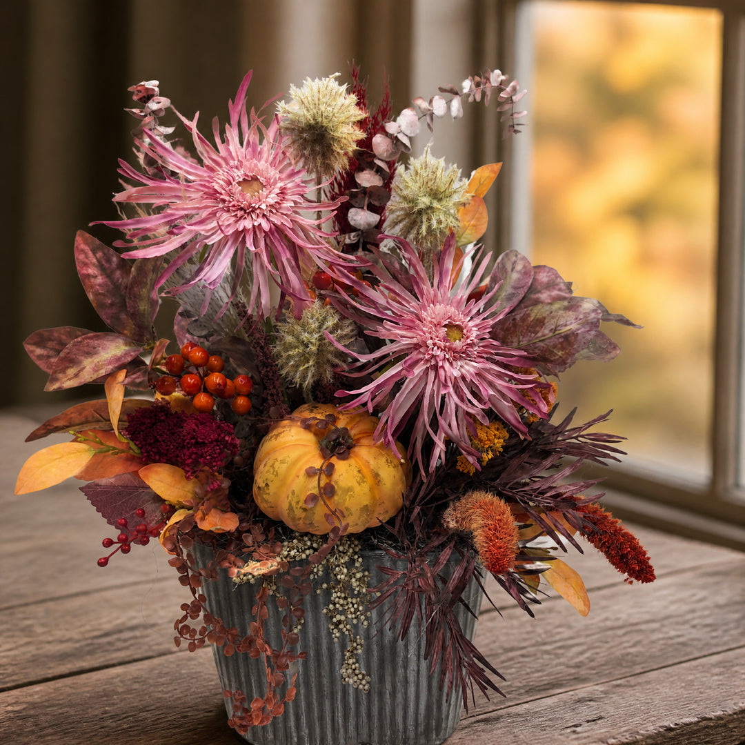 Szene Herbstgesteck Chrysanthemen Kürbis Beeren rosa orange