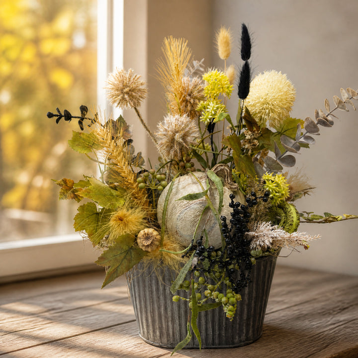 Szene Herbstgesteck Kürbis Gräser Eukalyptus creme schwarz