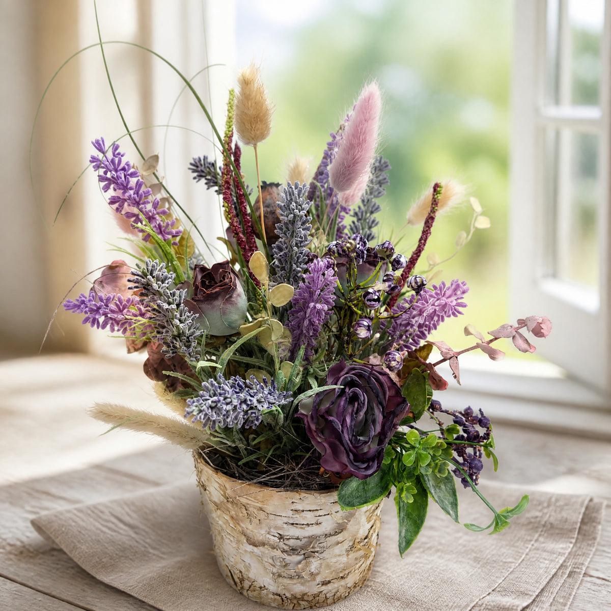 Szene Sommergesteck Lavendel Rosen Gräser lila rosa