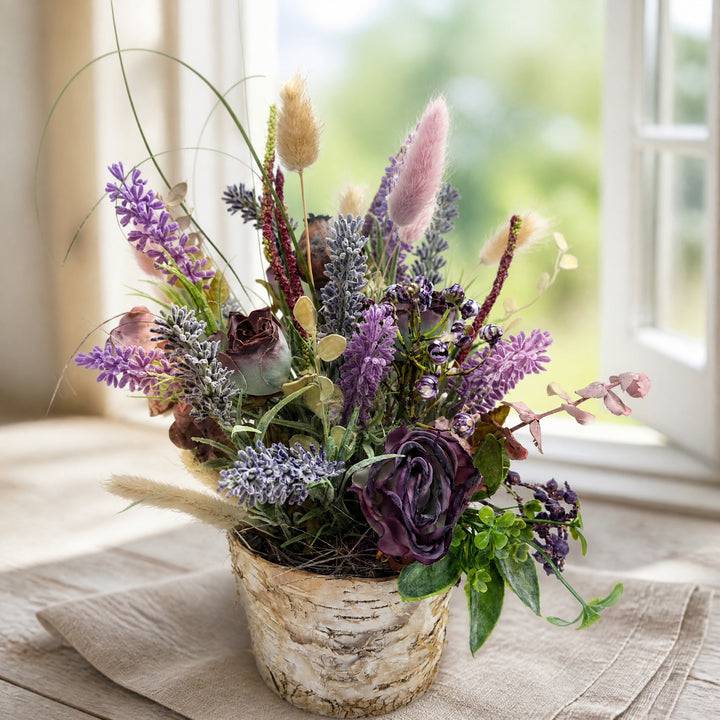 Szene Sommergesteck Lavendel Rosen Gräser lila rosa