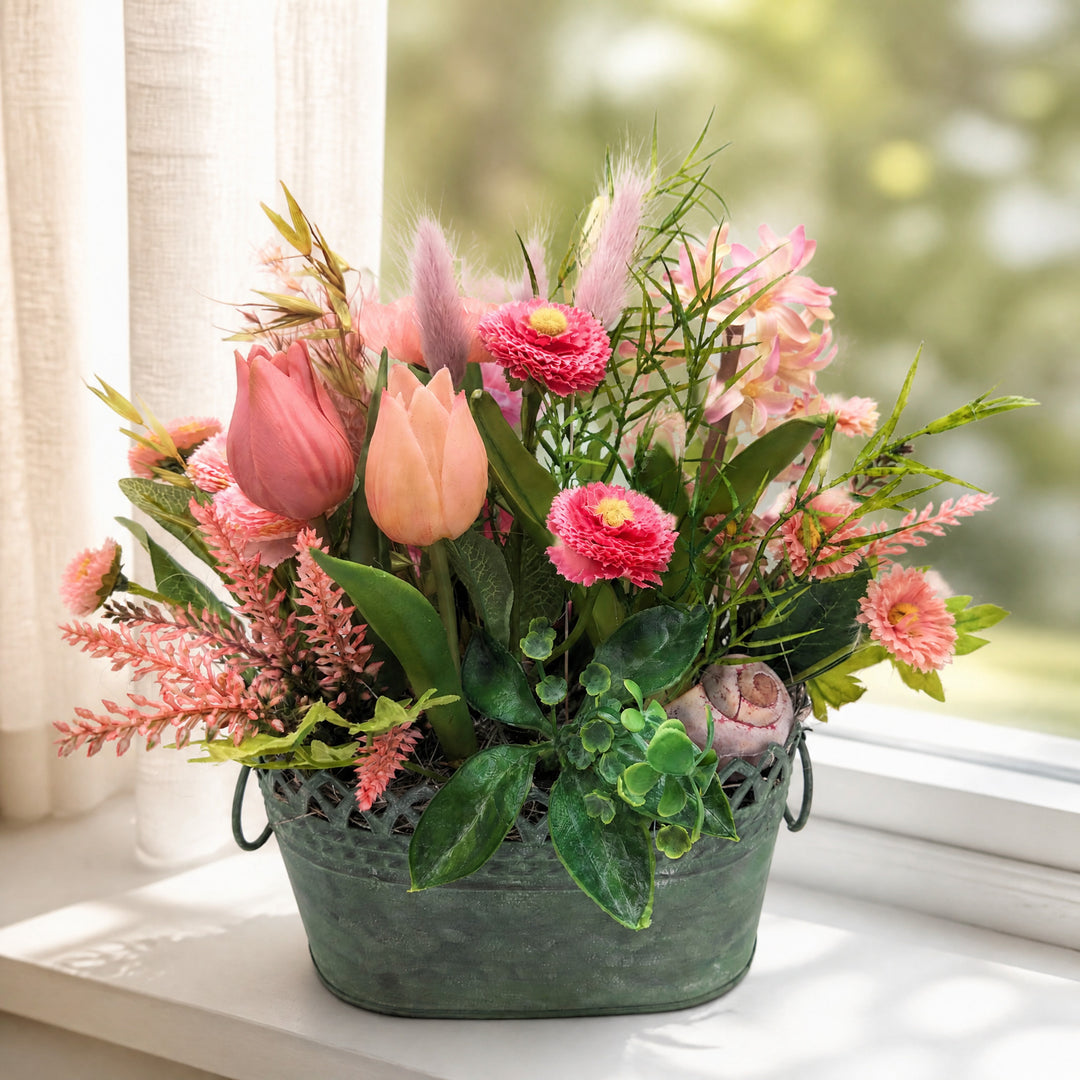 Szene Frühlingsgesteck Tulpen Bellis Hyazinthen Gräser rosa