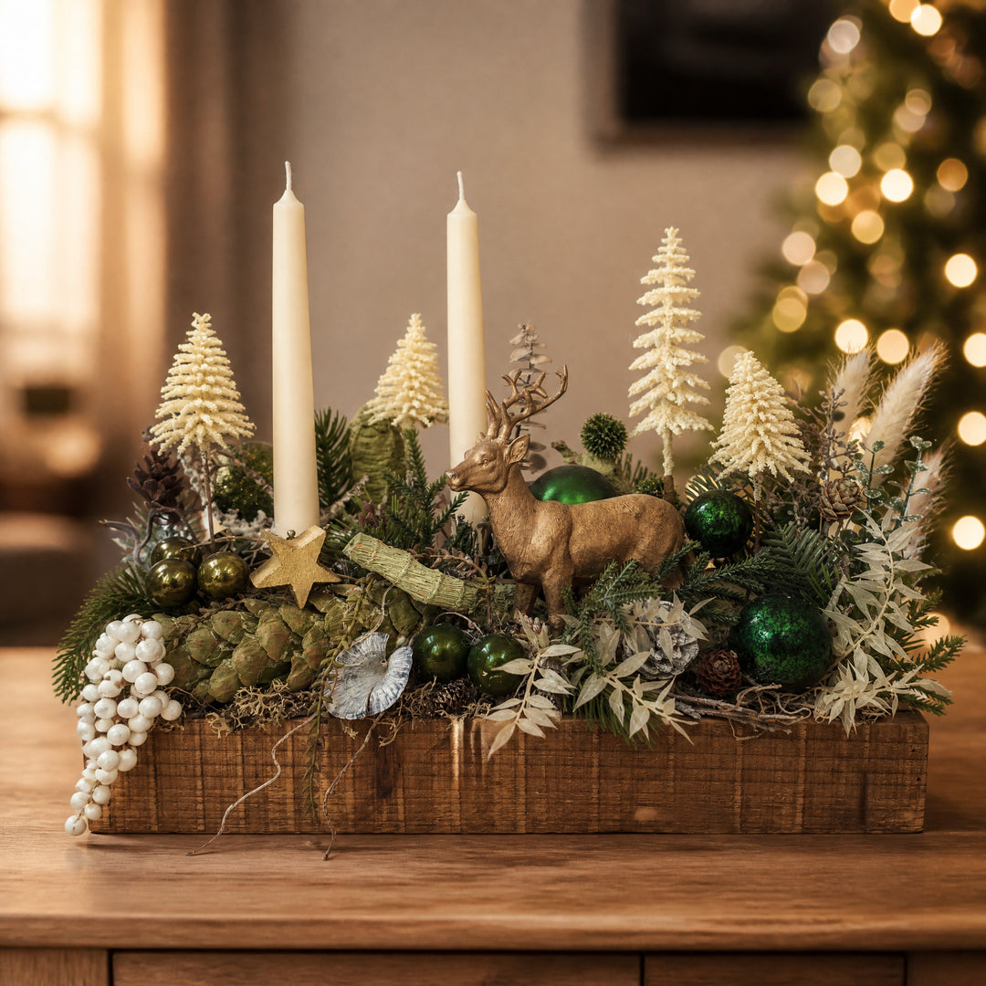 Szene Weihnachtsgesteck Hirsch gold Bäume creme grün
