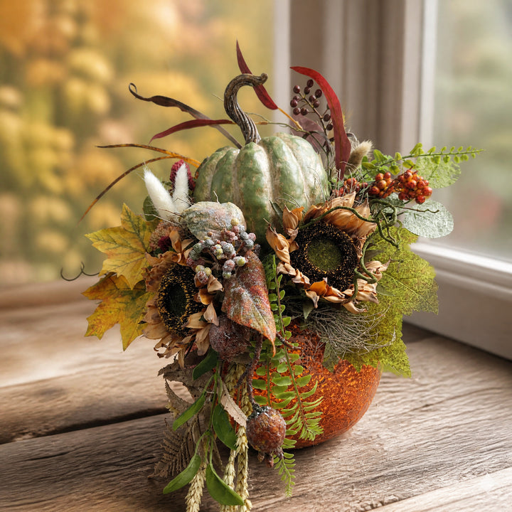 Szene Herbstgesteck Kürbis Sonnenblumen Beeren orange grün