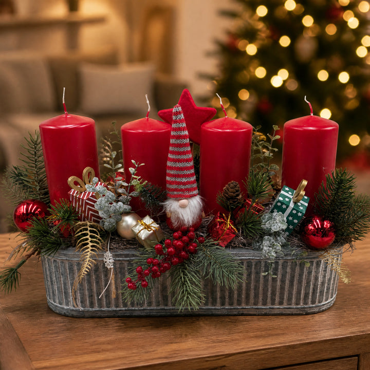 Szene Adventsgesteck Wichtel Geschenke Beeren rot grau