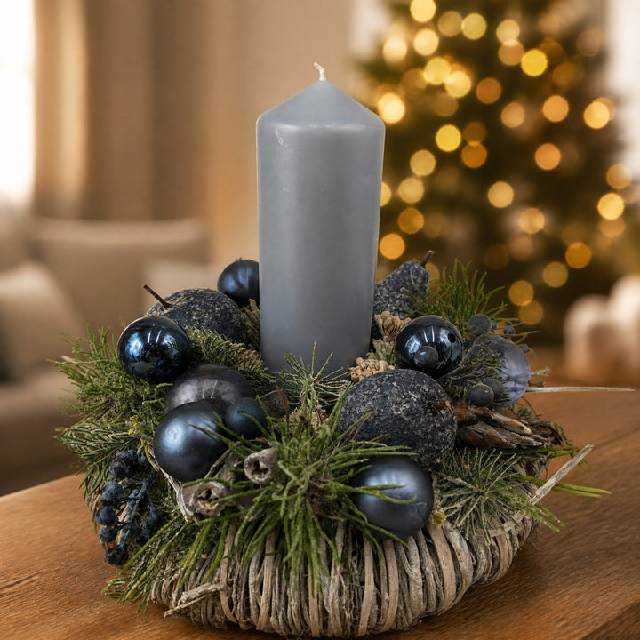 Szene Weihnachtsgesteck Kugeln Äpfel Beeren blau grau mit Kerze