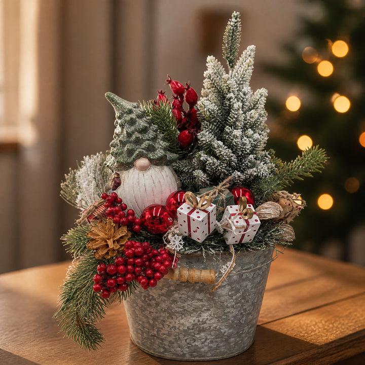 Szene Weihnachtsgesteck Wichtel Tannenbaum Geschenke Beeren rot grau