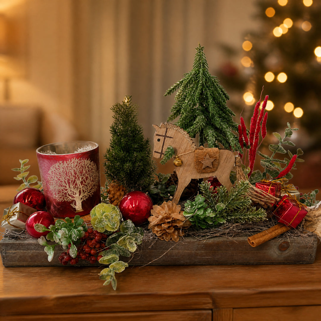 Szene Weihnachtsgesteck Teelicht Schaukelpferd Geschenke Tannenbaum rot