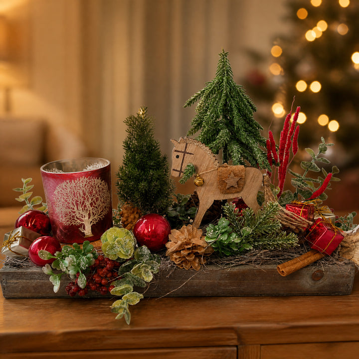 Szene Weihnachtsgesteck Teelicht Schaukelpferd Geschenke Tannenbaum rot
