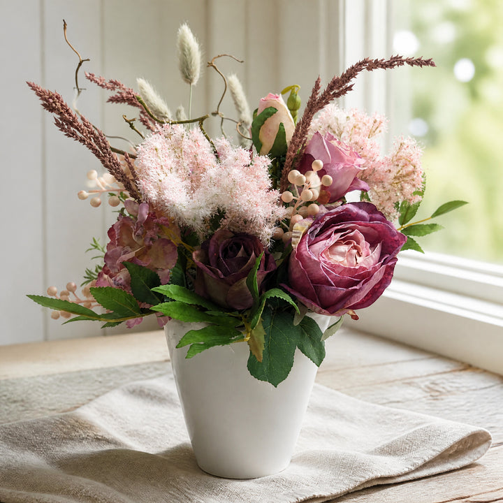 Szene Sommergesteck Rosen Hortensie Gräser rosa beere