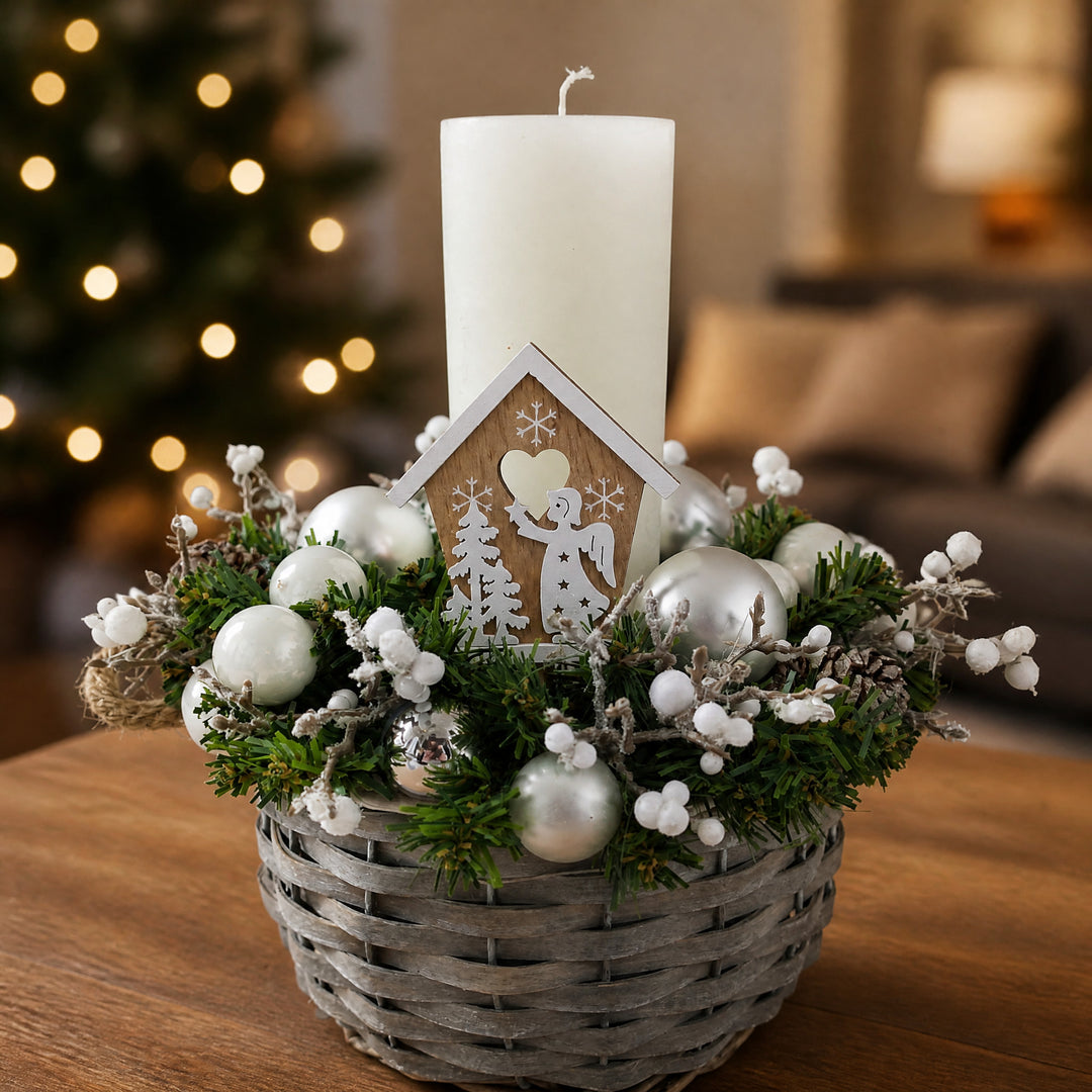 Szene Wintergesteck Korb Kerze Zapfen Holzhaus weiss silber