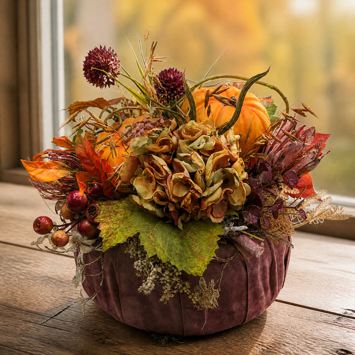 Szene Herbstgesteck Kürbis Hortensie Beeren orange bordeaux