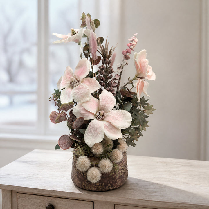 Szene Wintergesteck Magnolien Efeu Gräser rosé weiß