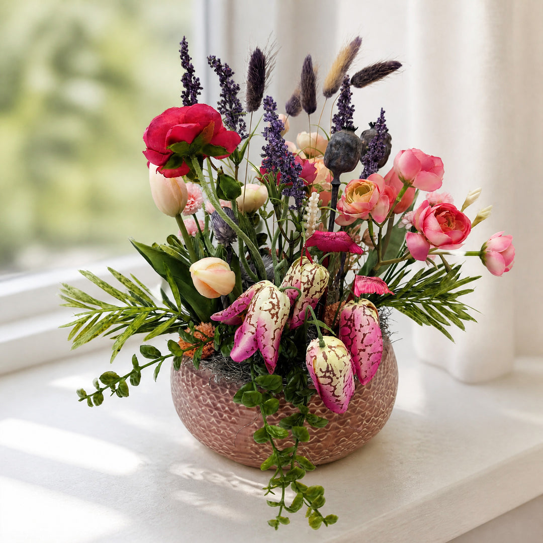 Szene Frühlingsgesteck Tulpen Lavendel Ranunkeln rosa pink