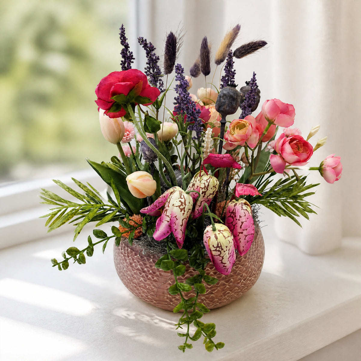 Szene Frühlingsgesteck Tulpen Lavendel Ranunkeln rosa pink