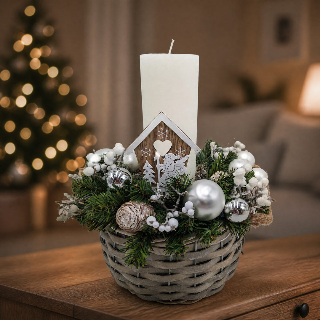 Szene Wintergesteck Korb Kerze Zapfen Holzhaus weiss silber