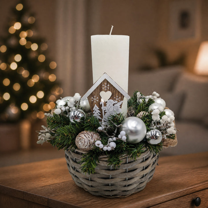 Szene Wintergesteck Korb Kerze Zapfen Holzhaus weiss silber