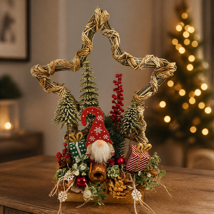 Szene Wintergesteck Stern LED Wichtel Bäume Geschenke rot grün